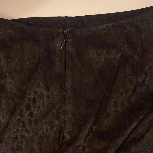 Forever 21 Black on Black Leopard Print Ruffles and side Rouching Skirt Sz Small - Picture 7 of 11